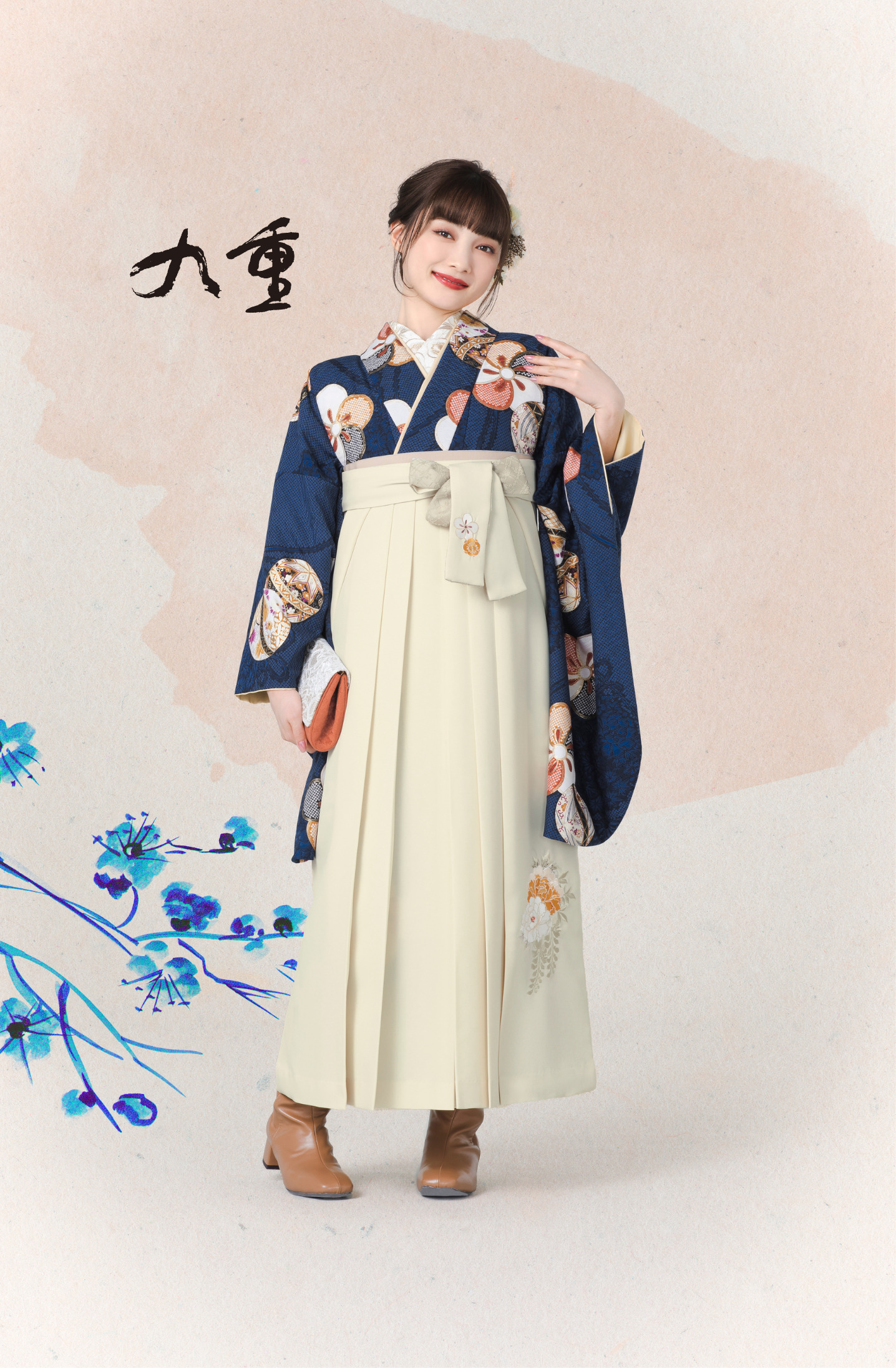 九重ブランドの、紺地に花柄の二尺袖と、白の袴の女性用卒業式袴を着用した全身写真
