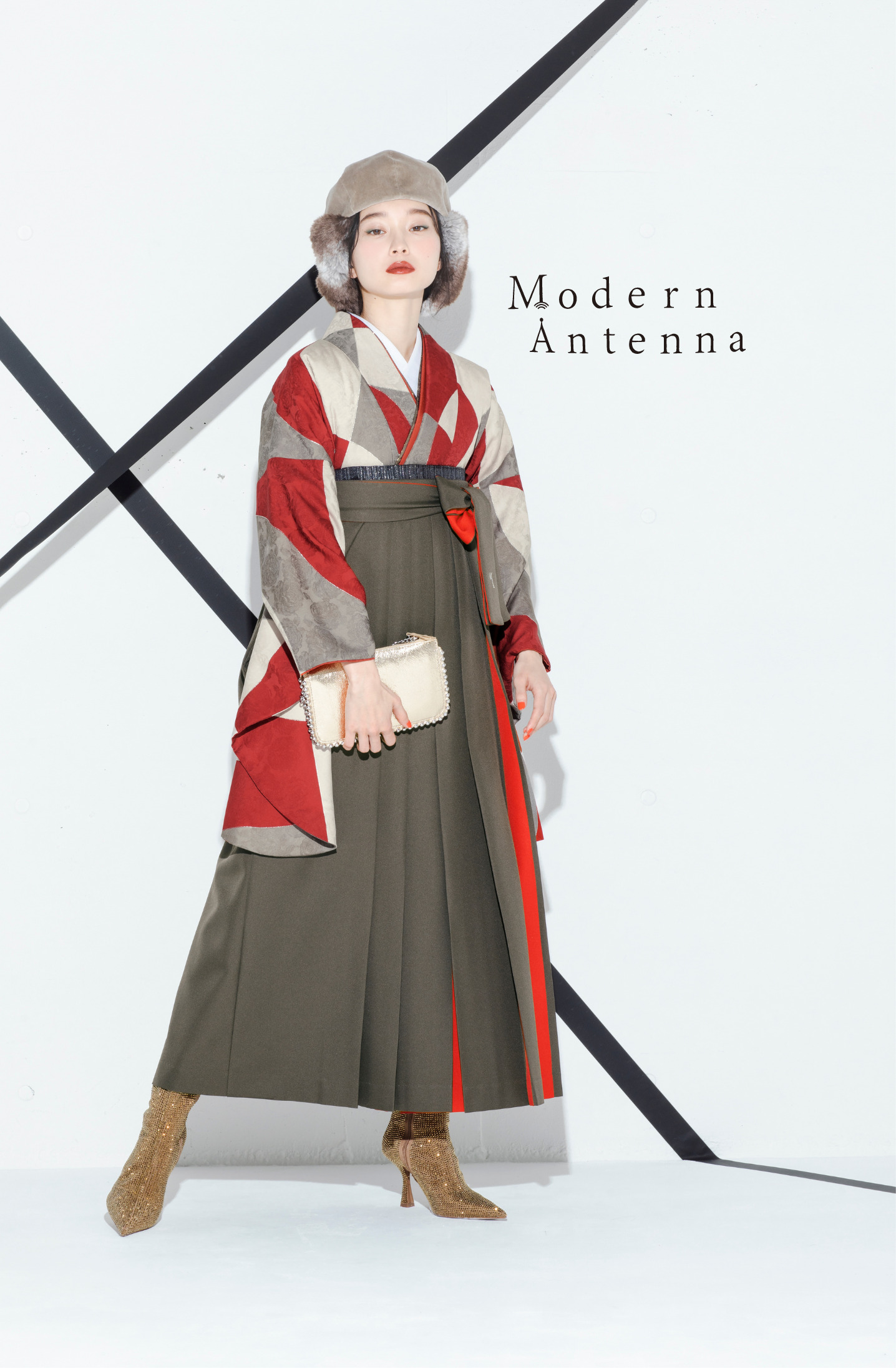 モダンアンテナ（Modern Antenna）ブランドの、赤の幾何学模様の二尺袖と、グレーと赤の袴の女性用卒業式袴を着用した全身写真