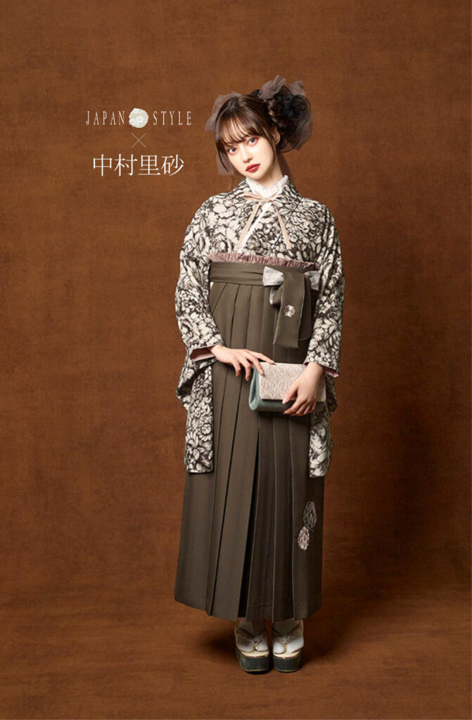 JAPAN STYLE×中村里砂ブランドの、白地にブラウンの花柄の二尺袖と、ブラウンの袴の女性用卒業式袴を着用した全身写真