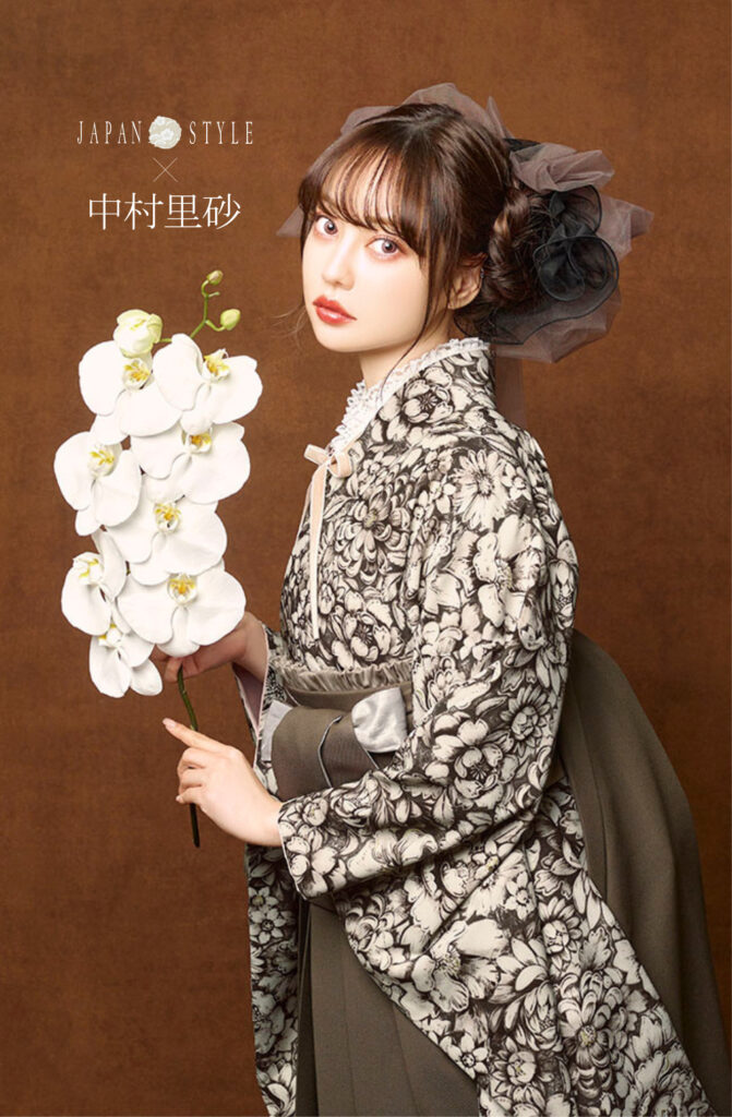 JAPAN STYLE×中村里砂ブランドの、白地にブラウンの花柄の二尺袖と、ブラウンの袴の女性用卒業式袴を着用したアップ写真