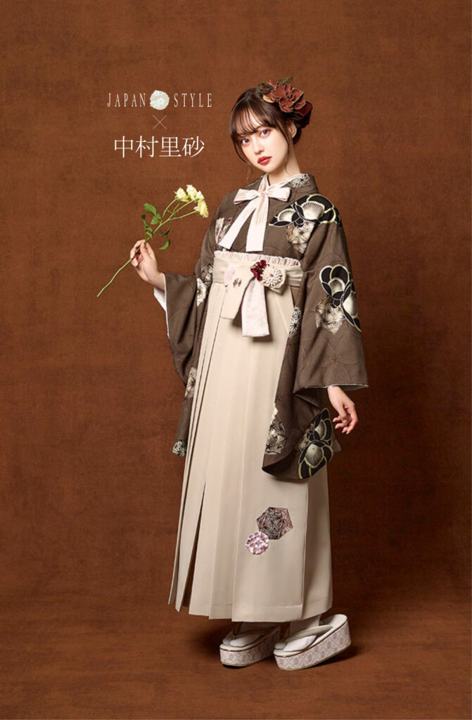 JAPAN STYLE×中村里砂ブランドの、ブラウンの花柄の二尺袖と、クリームの袴の女性用卒業式袴を着用した全身写真