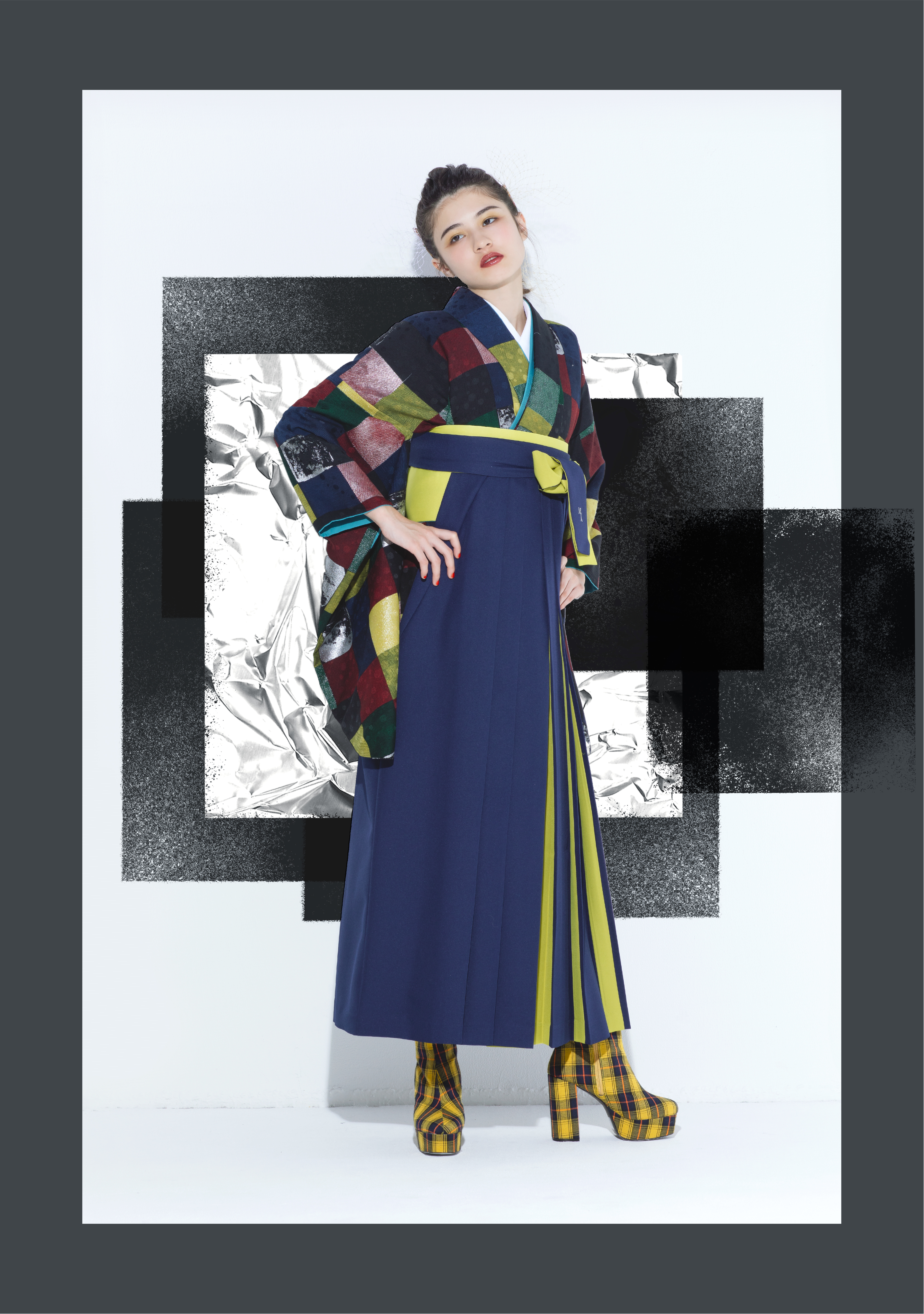 modern antennaブランドの、紺地にチェック柄の二尺袖と、バイカラーの袴の女性用卒業式袴を着用した全身写真