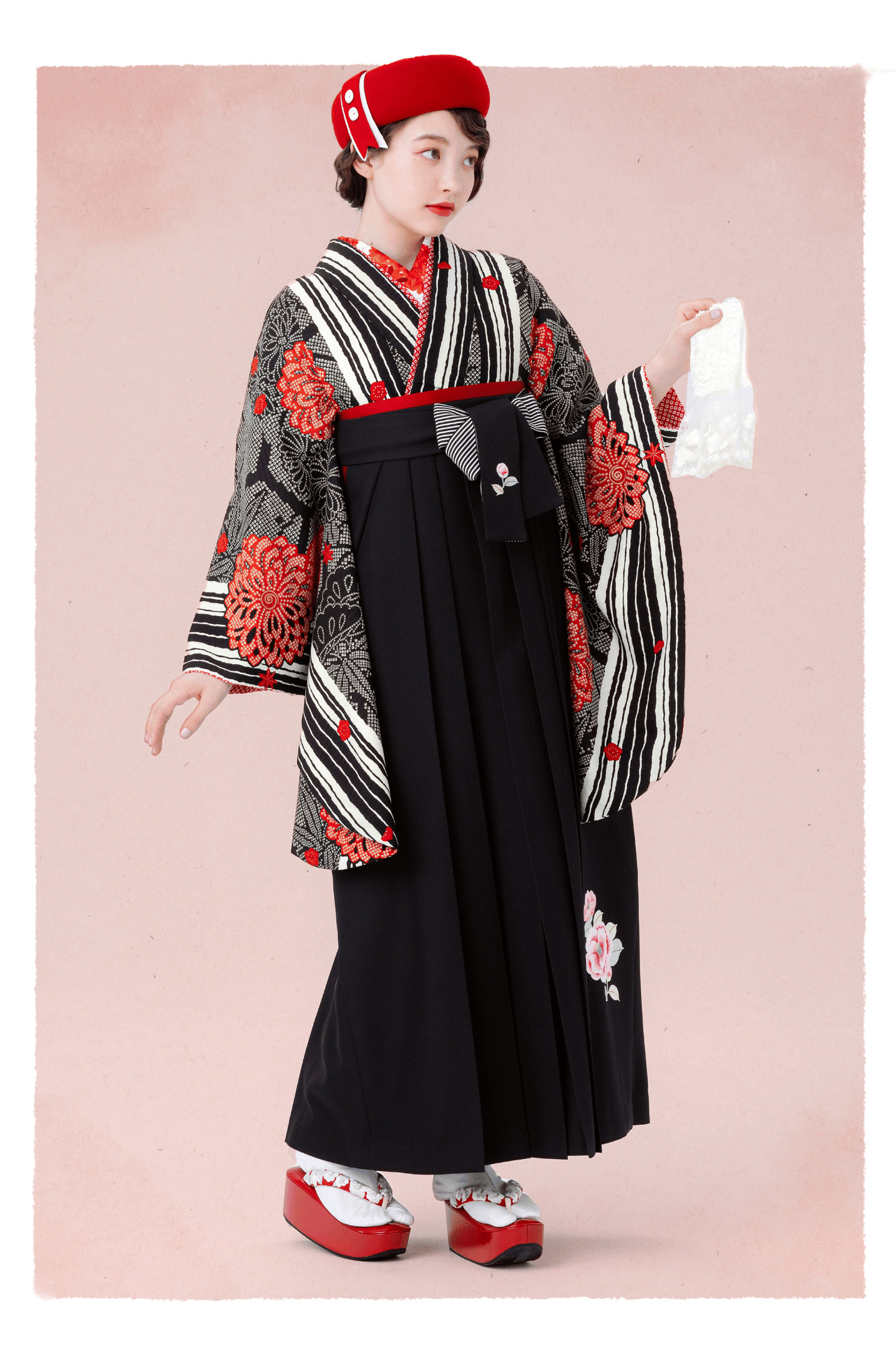 モダンアンテナブランドの、黒地にストライプの二尺袖と、黒の袴を合わせた全身写真